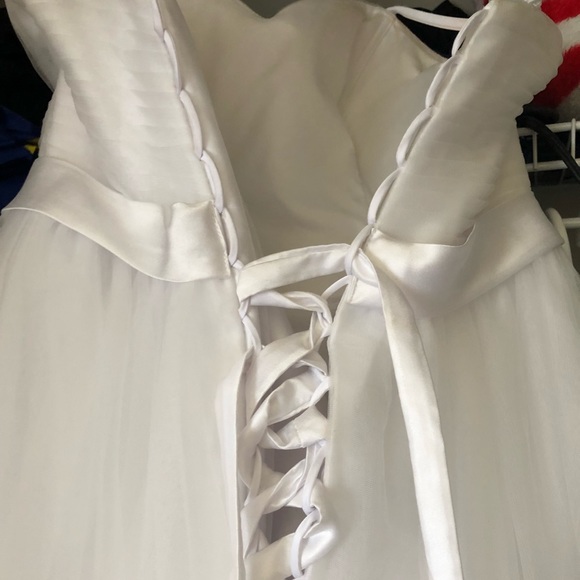 Wedding dress fits size 8 to 12 because of the adjustable back clean dress - Picture 2 of 11